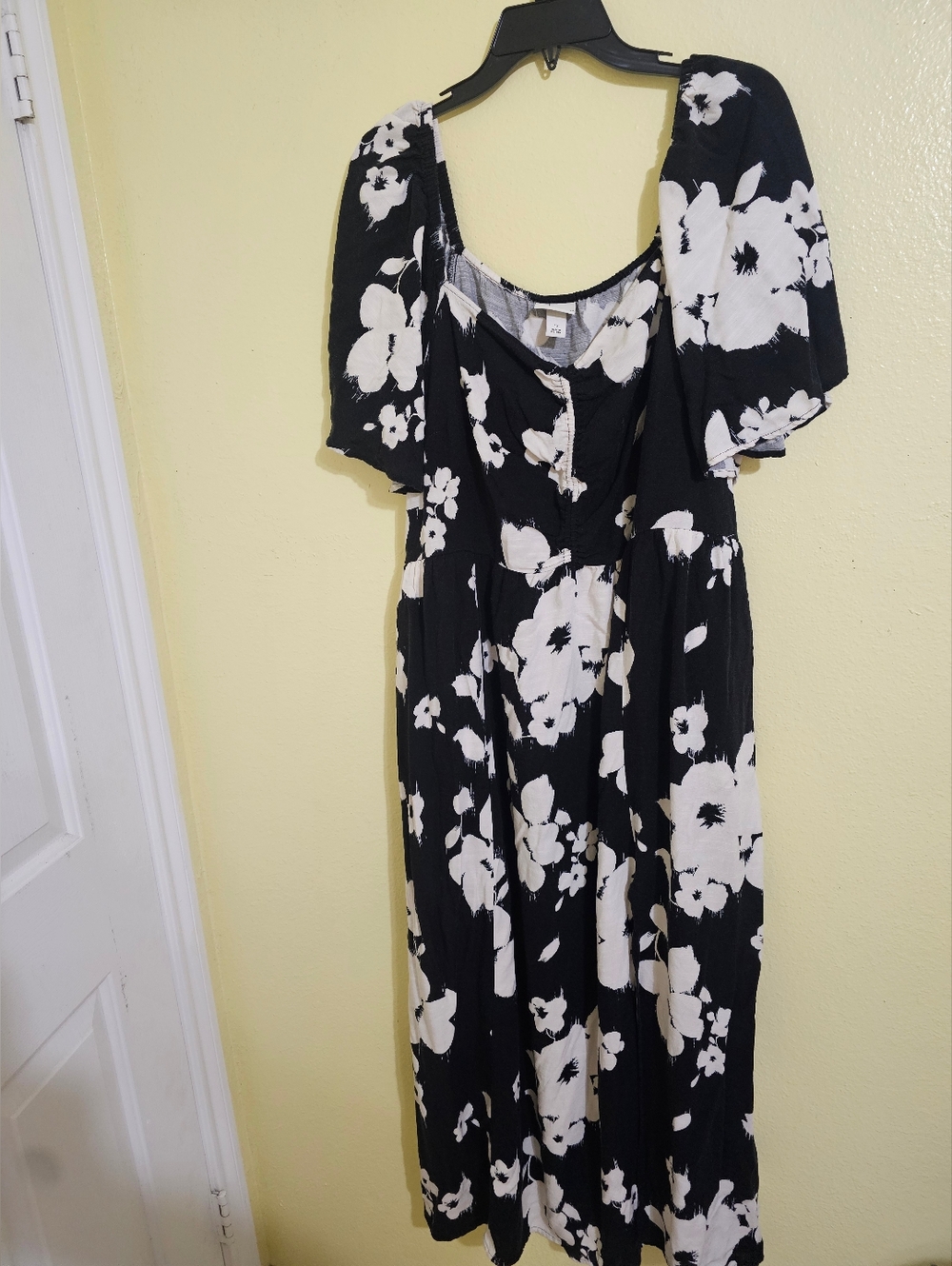 Ava & Viv Black and White Floral Midi Dress with Puff Sleeves